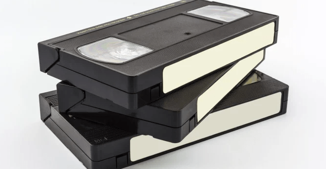 trois cassettes vidéo VHS
